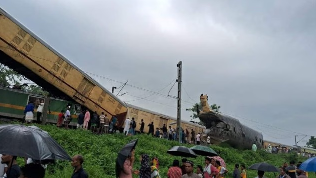 9 killed, over 40 injured as goods train rams Kanchanjunga Express in Bengal